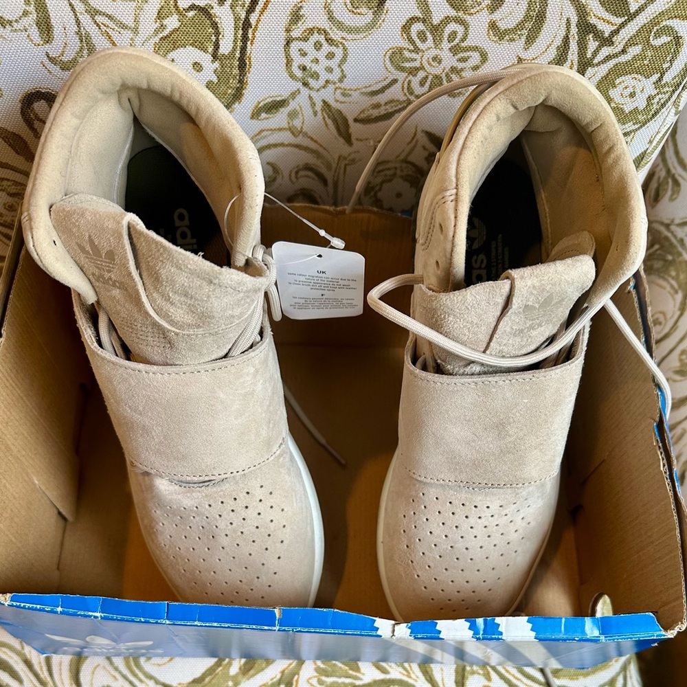 Never worn women’s Adidas’s Tubular Invaders!